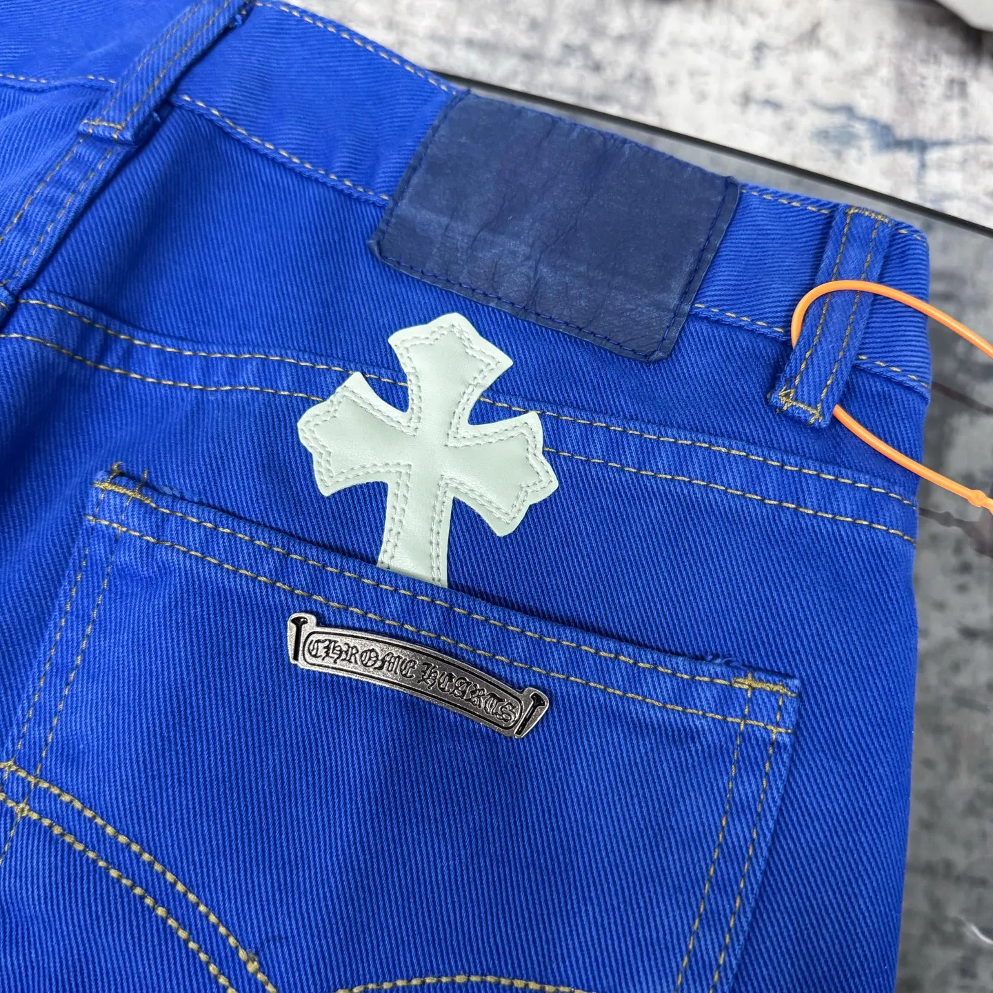 P260 Chrome hearts｜ch Chrome hearts London limited dopamine blue leather jeans, counter price 22W level, patchwork cross pattern embellishment, washed jeans! ! An absolutely high-end luxury product, a 1.9W-level god-level single product, a super popular product, made by top heavy industry, a magic weapon that cannot be missed! [About Zangyin] This is an extremely luxurious fashion brand that can also be called the aristocracy of the high street. It has always been an exclusive brand for some hipsters or rich second generations. Compared with ordinary high streets, it is more luxurious and noble. Compared with luxury brands, it is more fashionable and individual. It has always been a brand that I have a special liking for. [Top heavy industry fashion design] Consistently high-street luxury style. Speaking of this style, the Zangyin family and GU family are definitely the leading representative brands. Especially the Zangyin family has really achieved a state-of-the-art effect in creating high-street style. The unique washed material is used to create this style. The color system is already quite eye-catching. After it is decorated with patchwork cross flowers, it cleverly highlights the charm of the brand. Secondly, this style uses classic The high-waist cutting design highlights the long legs and fashionable temperament of the upper body. The brand is highly recognizable and the slim fit configuration is more suitable for daily wear. It is a product that interprets personality, fashion, and specifications at a glance. This single product is enough to make any fan excited. It can be a white T-shirt for a youthful college style, or a tight suspender for a royal style. It has strong matching ability and can be easily controlled by men.  [Materials and craftsmanship] Needless to say, this point goes without saying. As an excellent craftsman brand, Zangyin’s requirements for details and craftsmanship are really perfect. The washed color of this model has gone through so many processes, not to mention the embellishment of denim appliques. It is also purely hand-made and sewn. Just like what they believe in, only hand-made things have soul and have the meaning of wear. A top-notch heavy-duty fashionable denim item, I look forward to your perfect interpretation! !   Color: Dark blue Size: S-XL (28 30 32 34) Pants length: 101/103/105/107 Waist: 78/82/86/90 Recommended height: 170/175/180/185 Recommended weight: 120/140/160/180